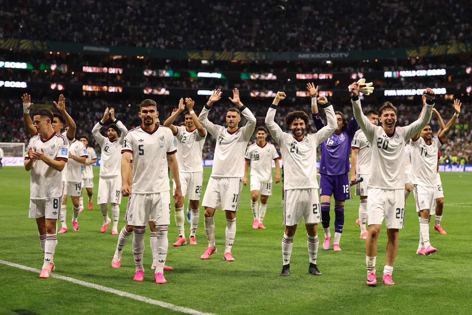 Jugadores de México celebrando durante el partido