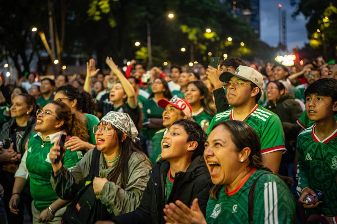 Afición mexicana celebrando la victoria