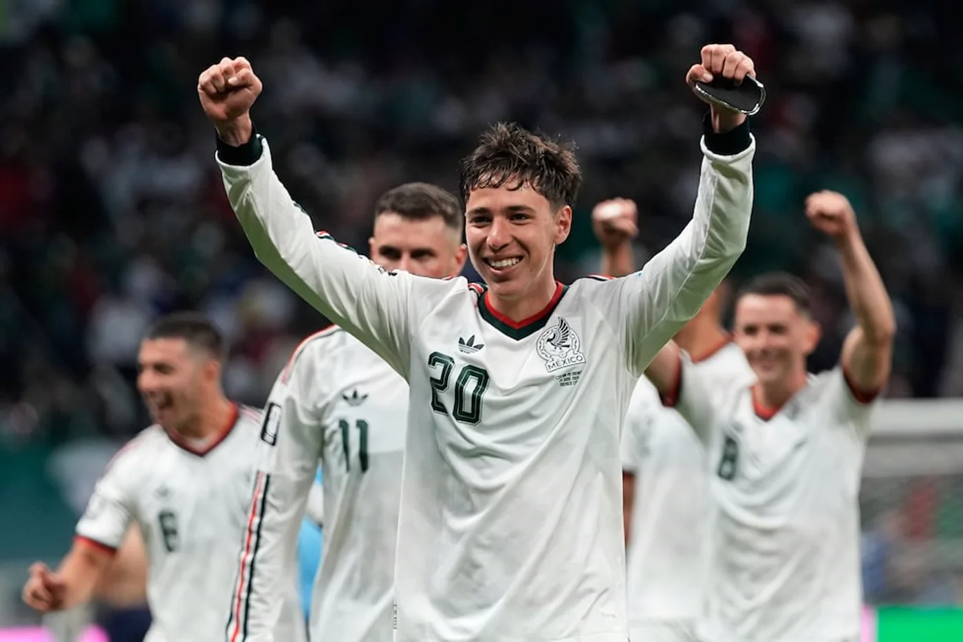 Selección mexicana celebrando en grupo