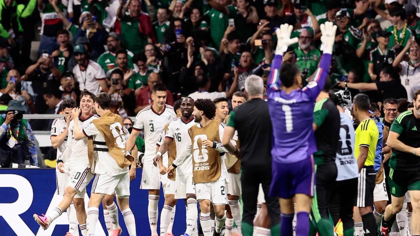 Jugadores de México celebrando en equipo