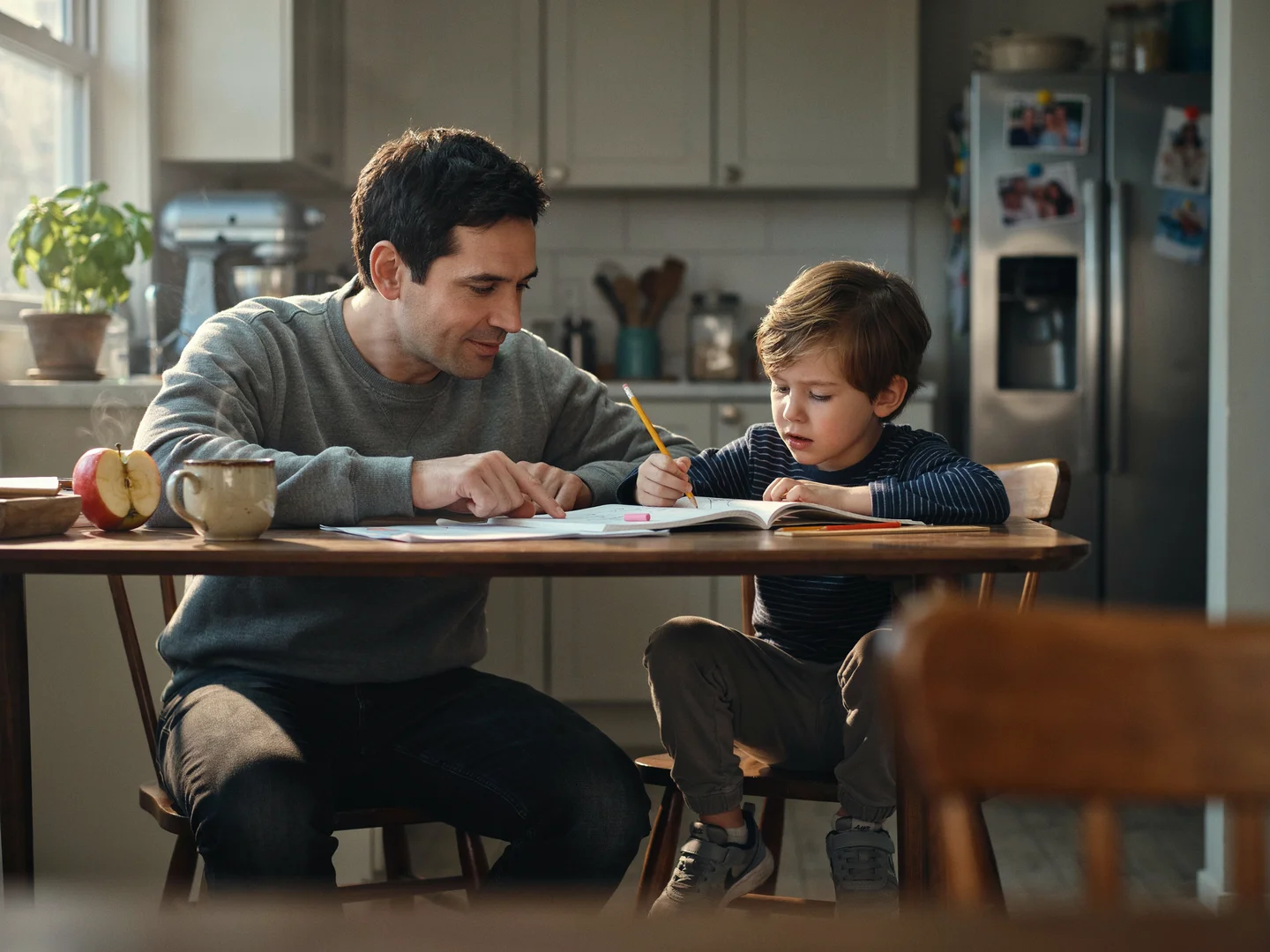 Padre e hijo resolviendo la tarea juntos