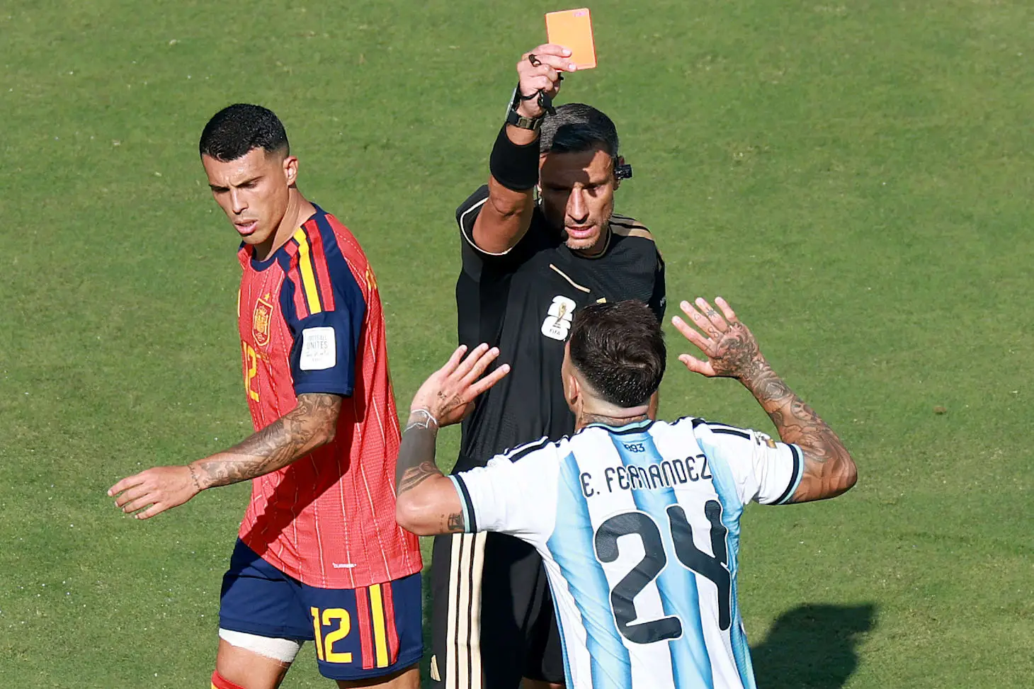 El árbitro muestra la tarjeta roja a Enzo Fernández en la final