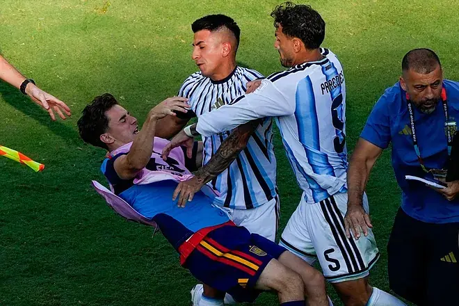 Trifulca entre jugadores de Argentina y España tras el pitazo final